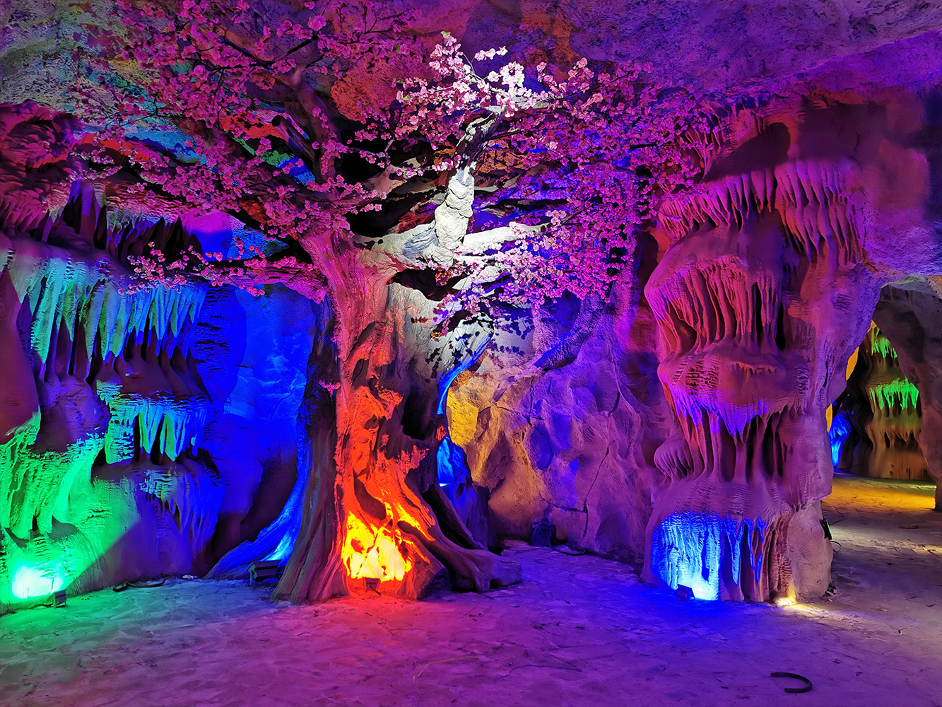 长春日韩文化馆后花园人造溶洞